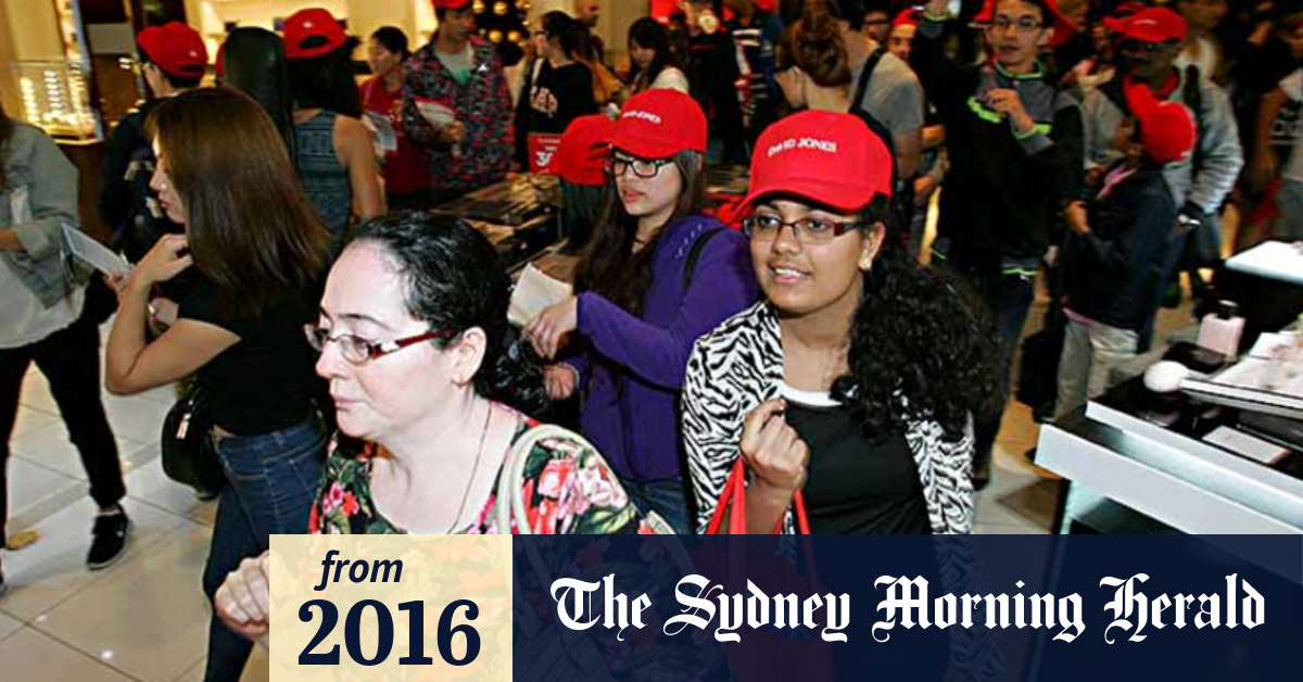 Video Crowds camp out for Boxing day bargains